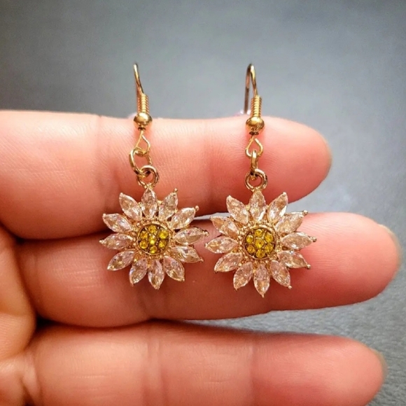 Sunflower Earring - Picture 2 of 2